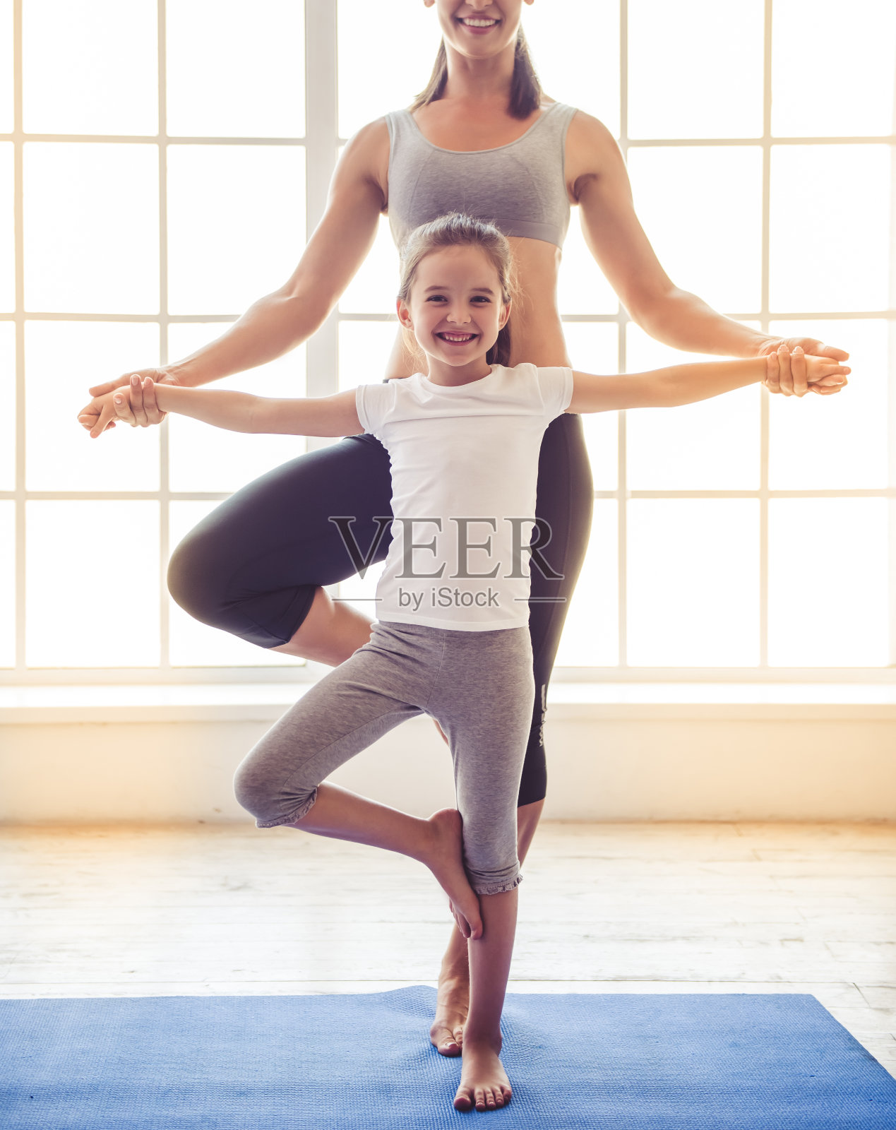 母亲和女儿在做瑜伽照片摄影图片