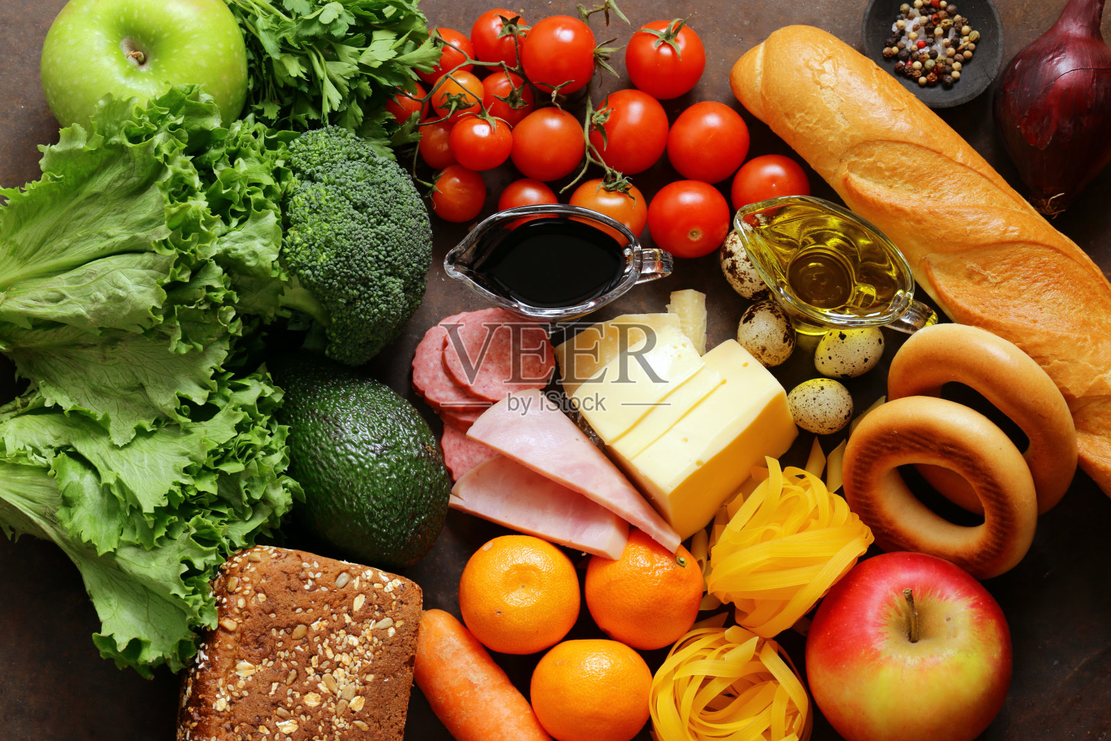 杂货店食品集购物-蔬菜，水果，面包和意大利面照片摄影图片
