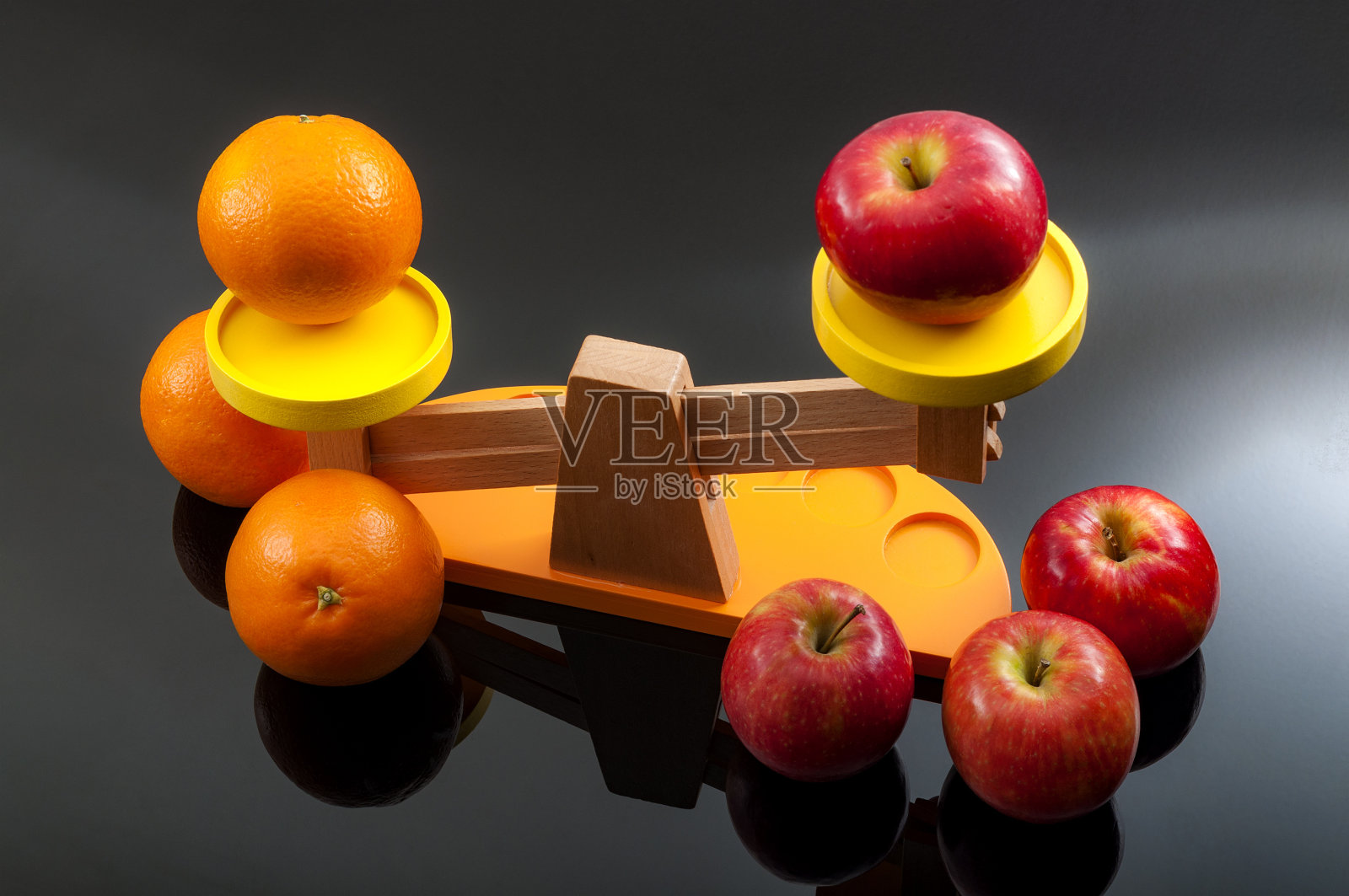 比较苹果和橘子的概念照片摄影图片