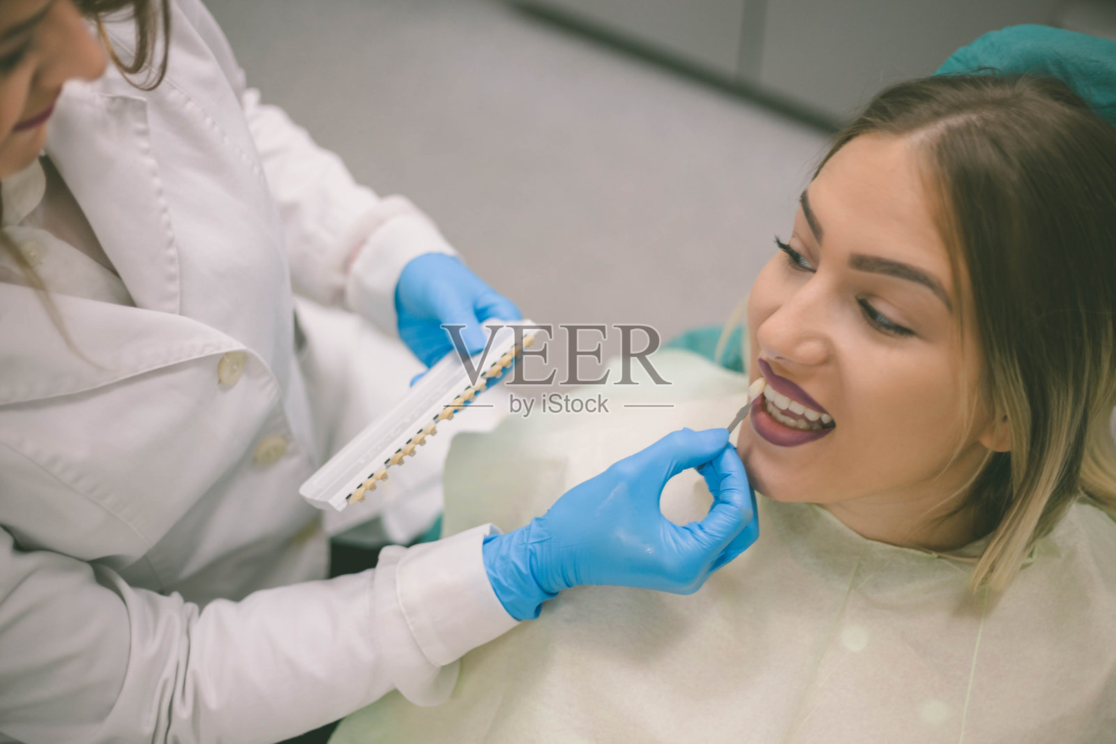 牙医正在治疗一位女病人照片摄影图片