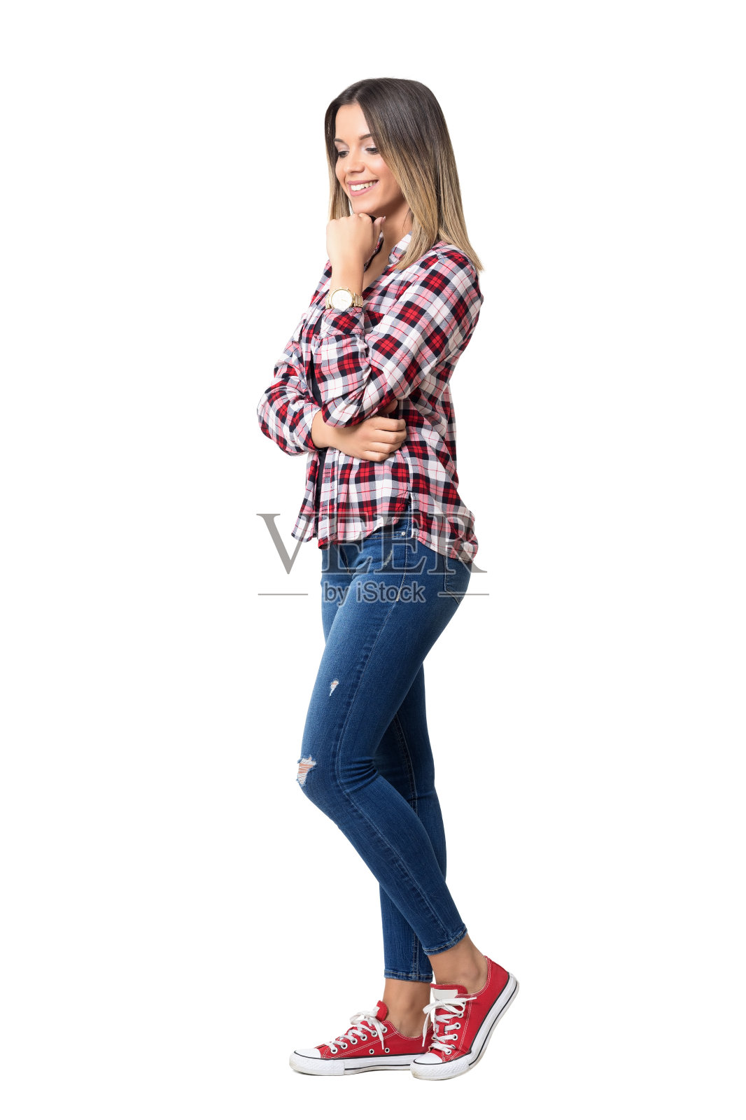 华丽的街头风格的女人穿着牛仔裤，格子衬衫和运动鞋照片摄影图片