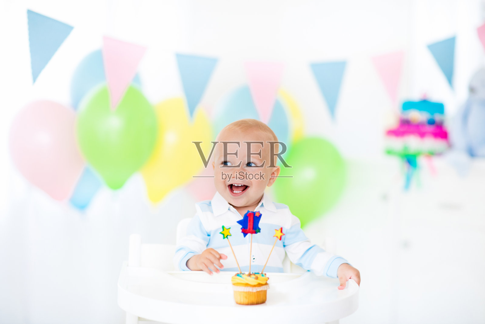 小男孩庆祝一周岁生日照片摄影图片