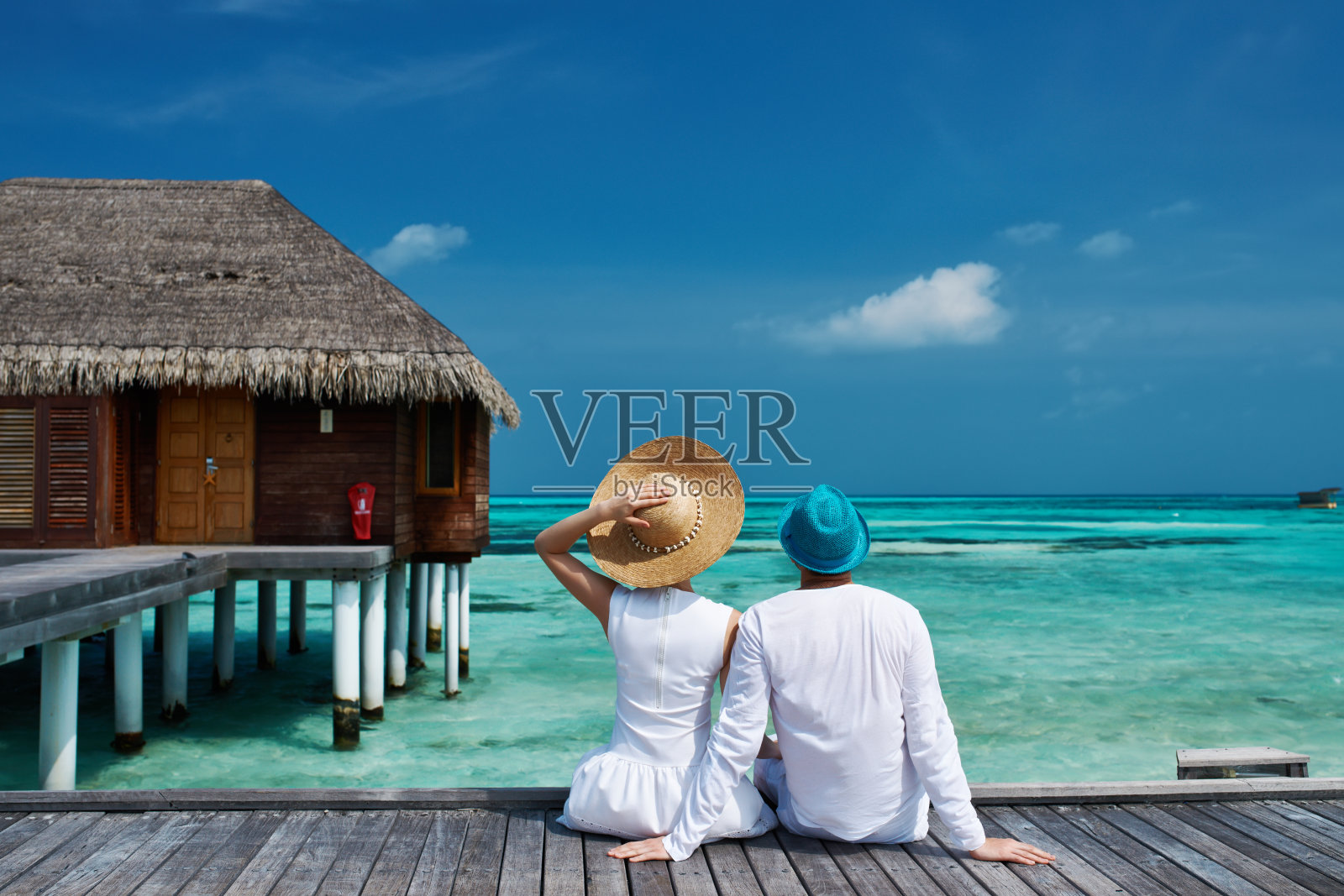 一对夫妇在马尔代夫的海滩码头上照片摄影图片