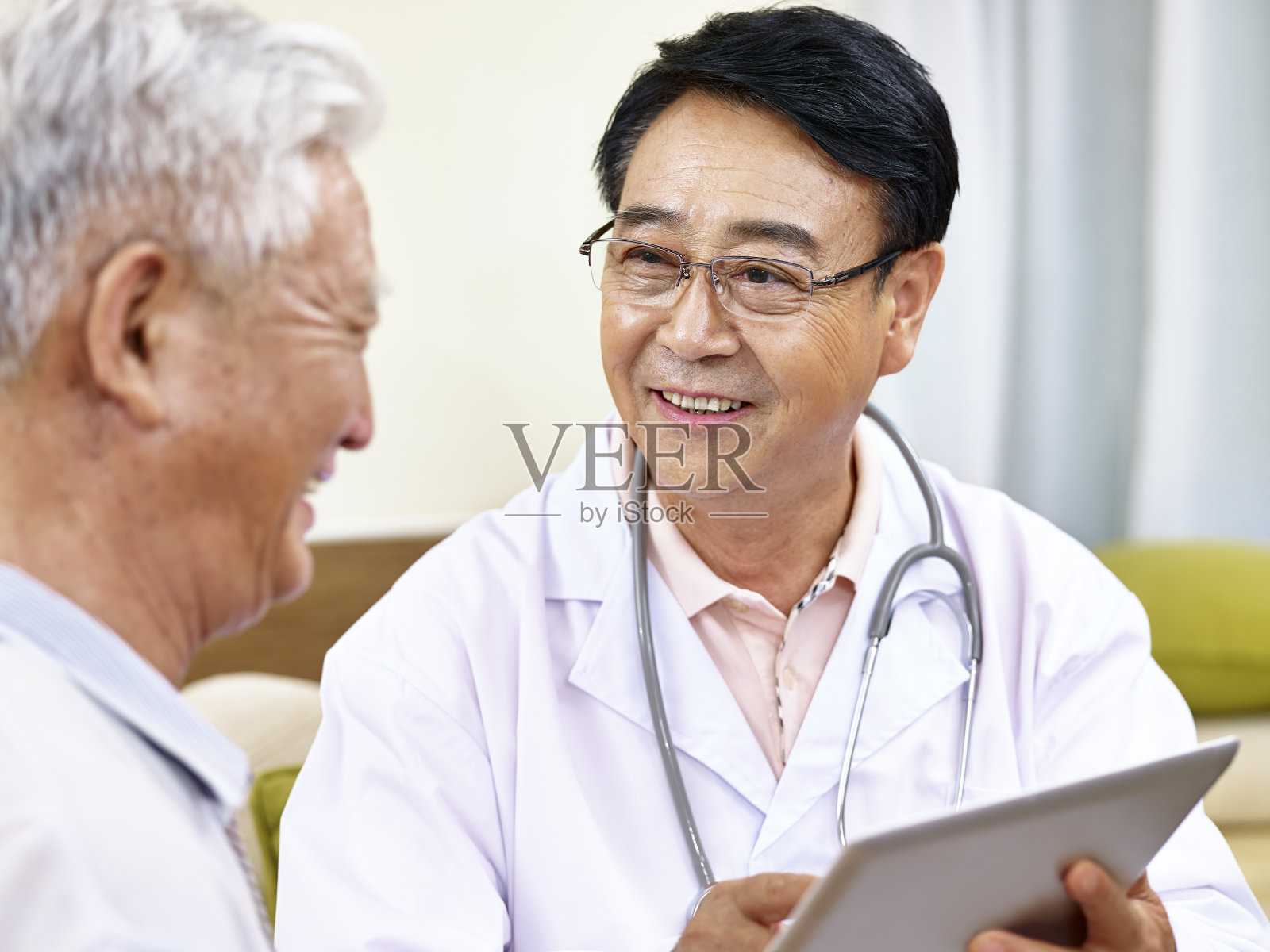 亚洲医生与病人交谈照片摄影图片