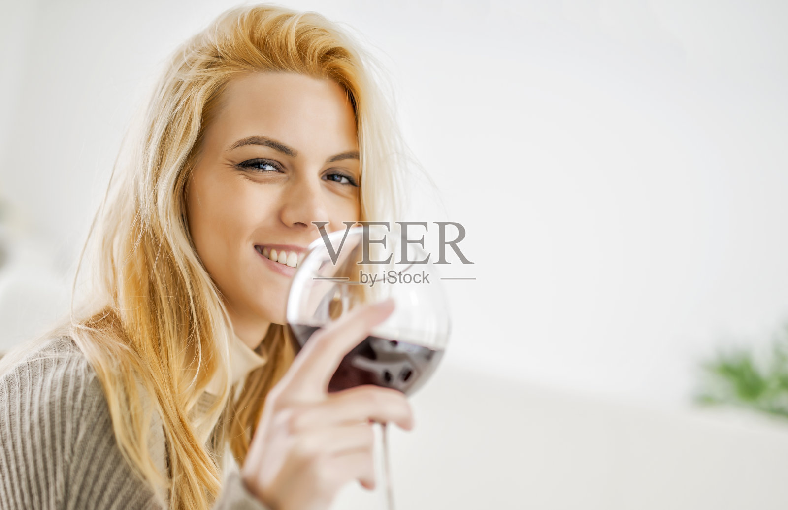 拿着一杯酒的女人笑着照片摄影图片