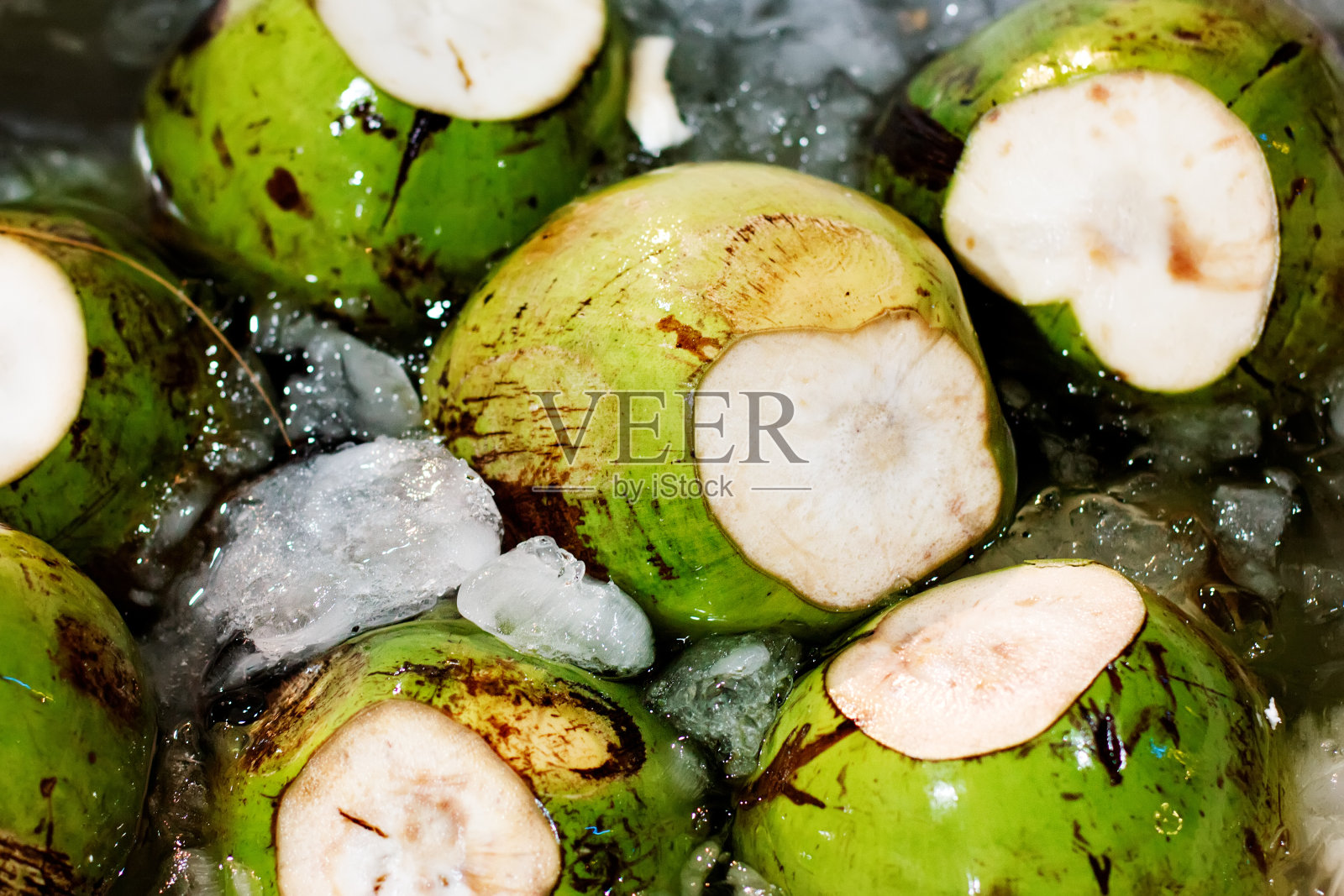 新鲜的未剥皮椰子冰照片摄影图片