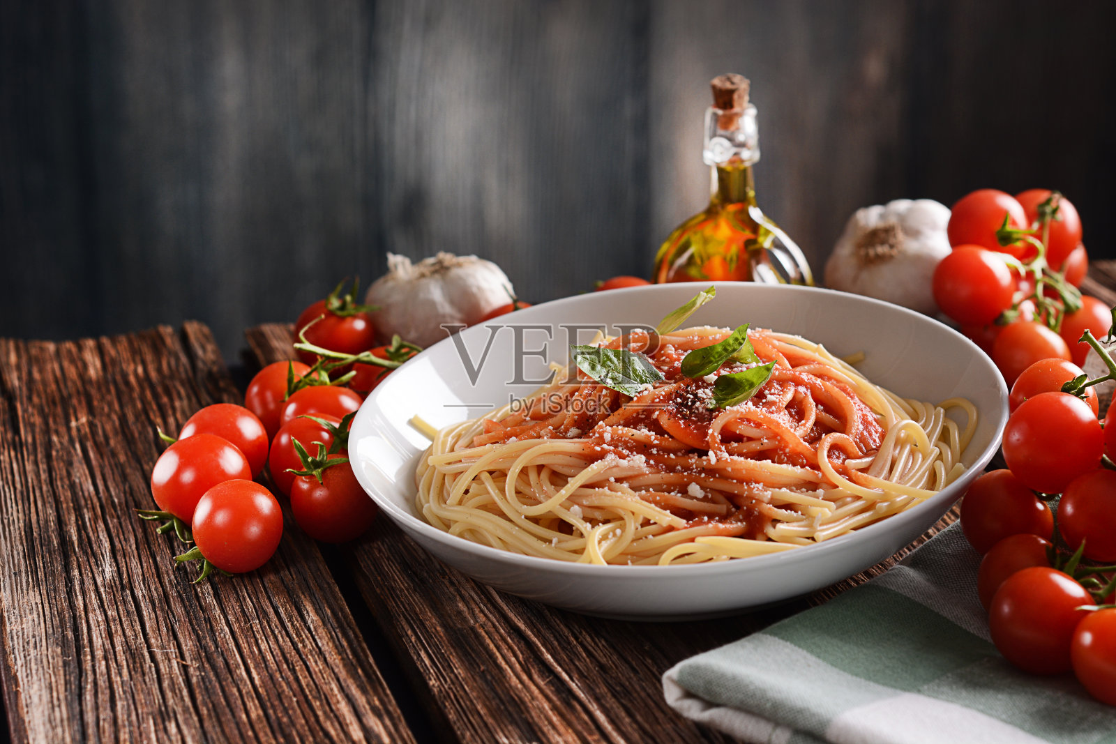 意大利面，番茄酱，帕尔马干酪和罗勒照片摄影图片