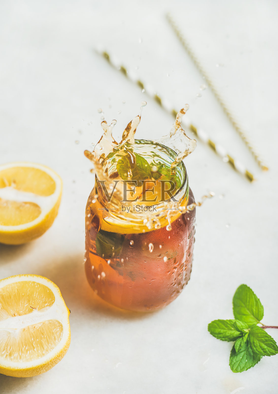 夏季冰茶，柠檬和香草，垂直组成照片摄影图片