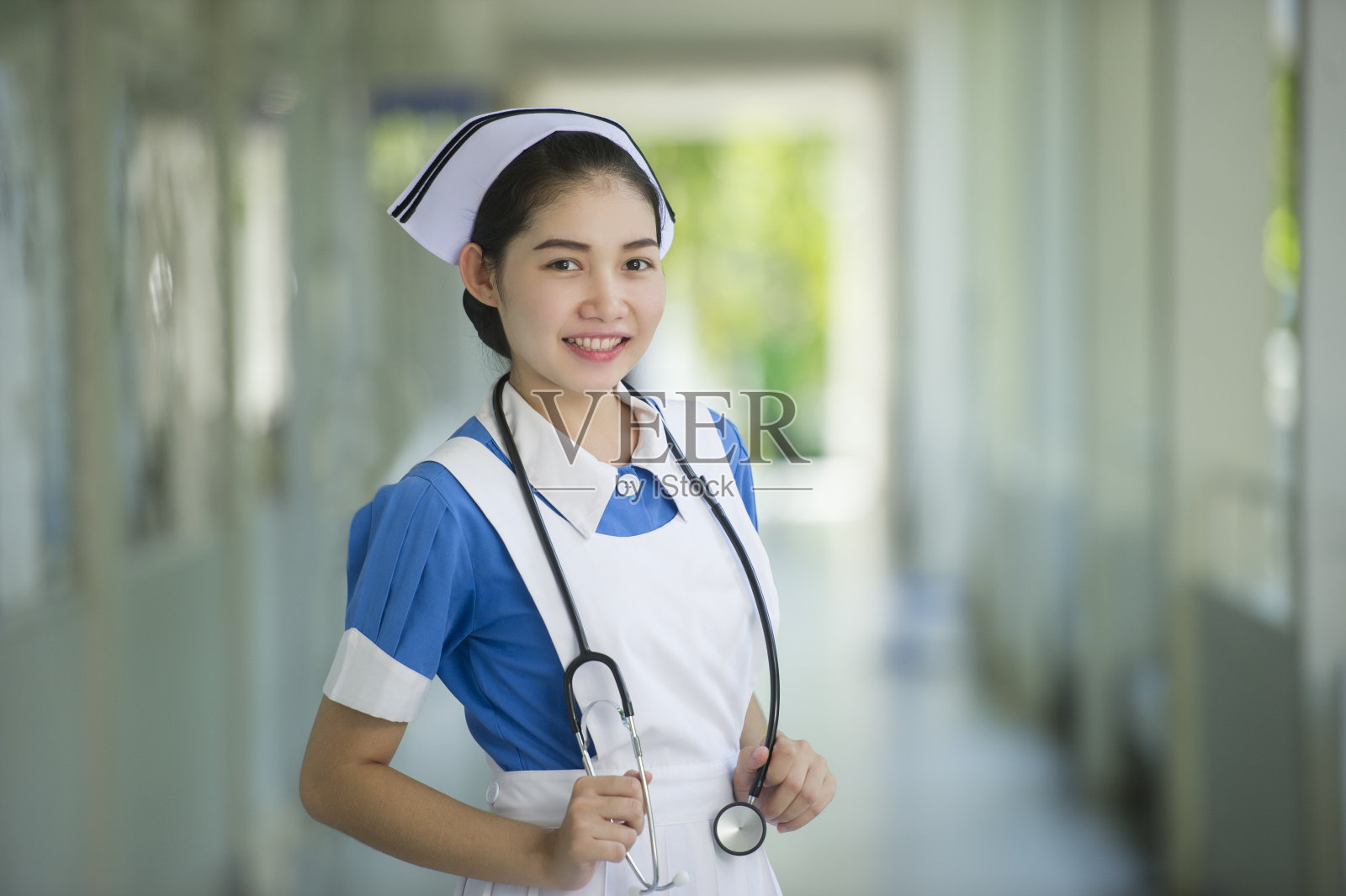 使用护士带听诊器工作照片摄影图片