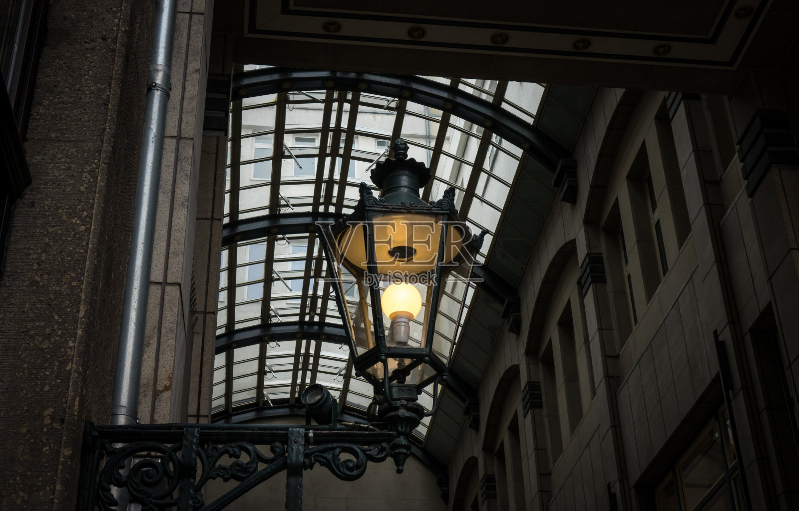 科隆庭院里建筑物的灯笼照片摄影图片