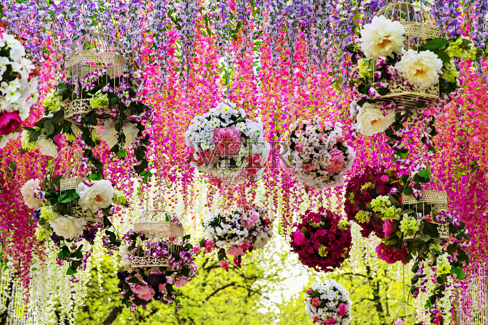 花花环的多色玫瑰和紫藤。照片摄影图片