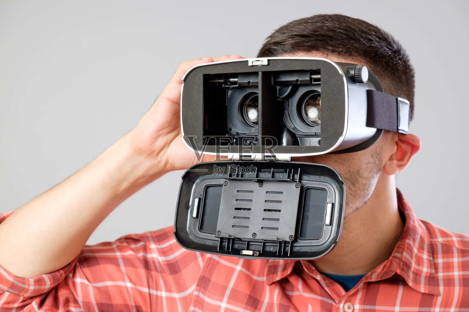 使用虚拟现实头盔的人照片摄影图片