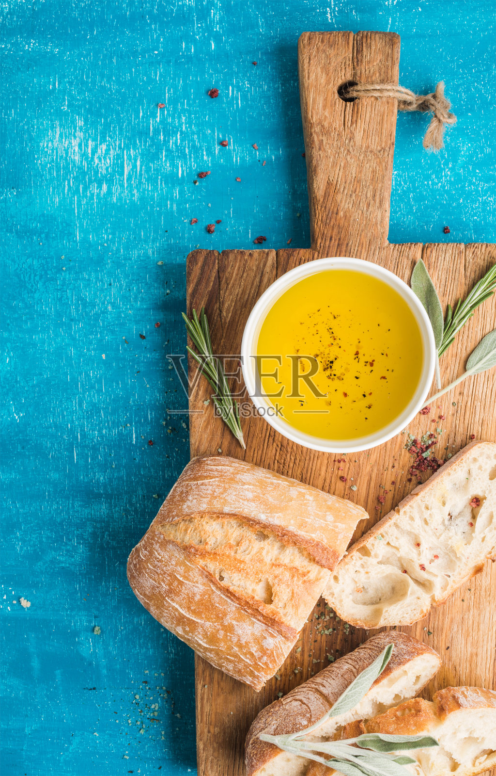 地中海的零食。橄榄油，香草和切片意大利脆皮面包照片摄影图片