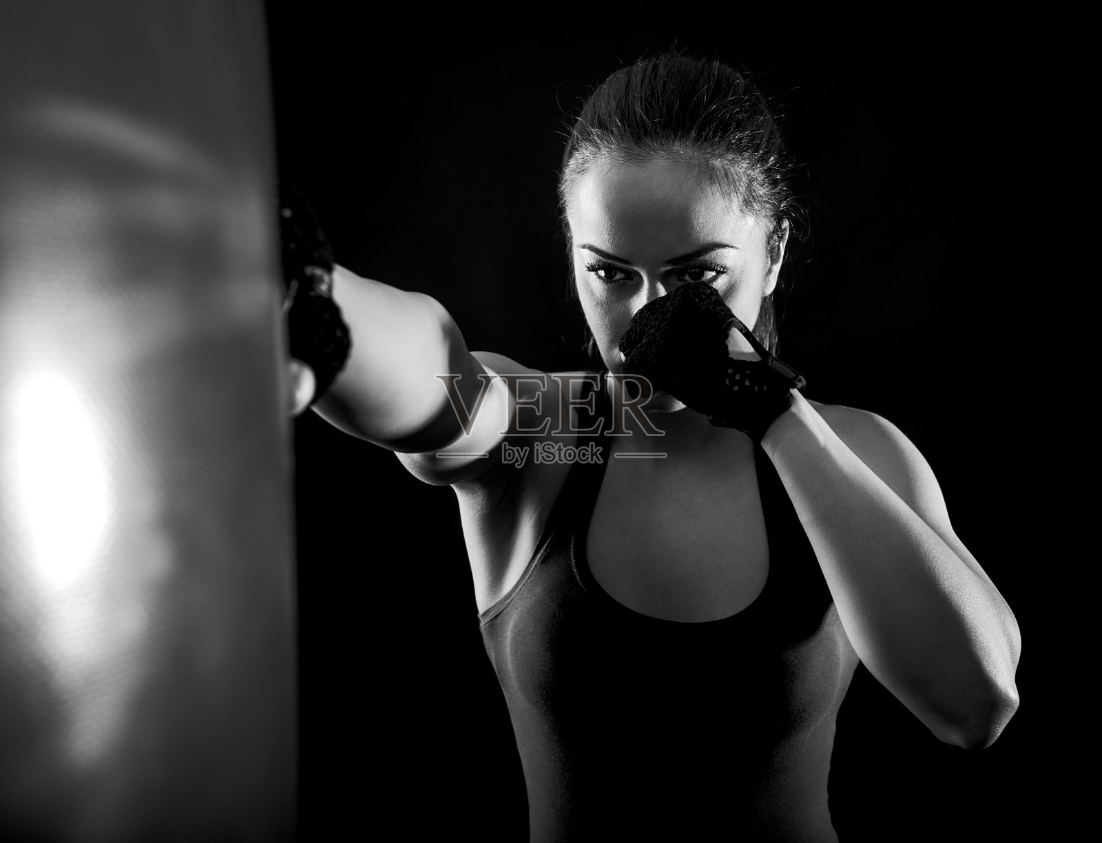 正在训练的女拳击手。照片摄影图片
