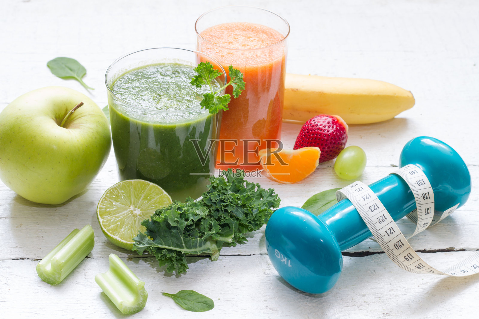 水果、蔬菜、果汁、奶昔和哑铃健康饮食健身理念照片摄影图片