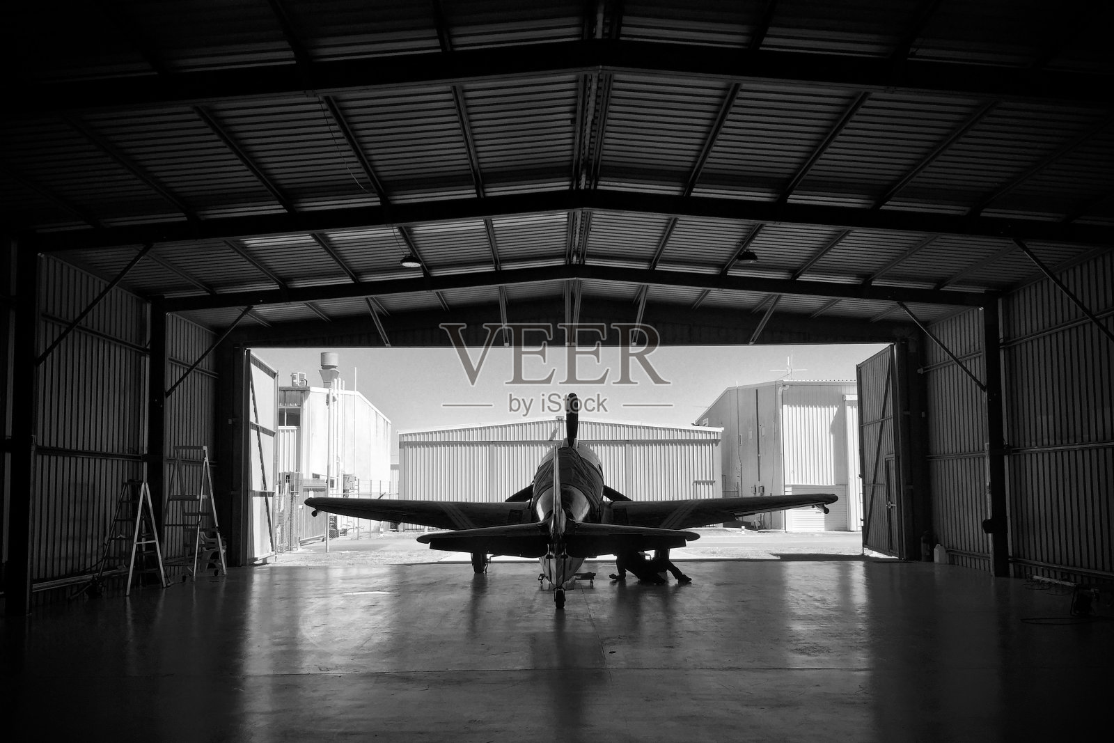 机库中P-51野马战斗机的剪影照片摄影图片