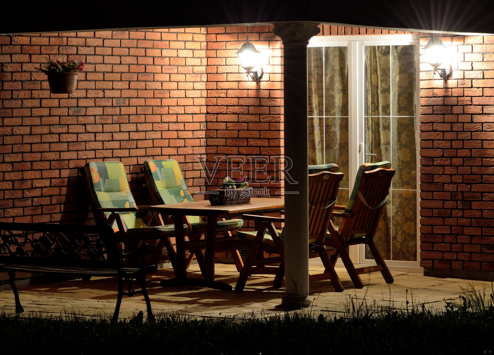 现代的房子阳台(庭院)和花园家具在晚上照片摄影图片