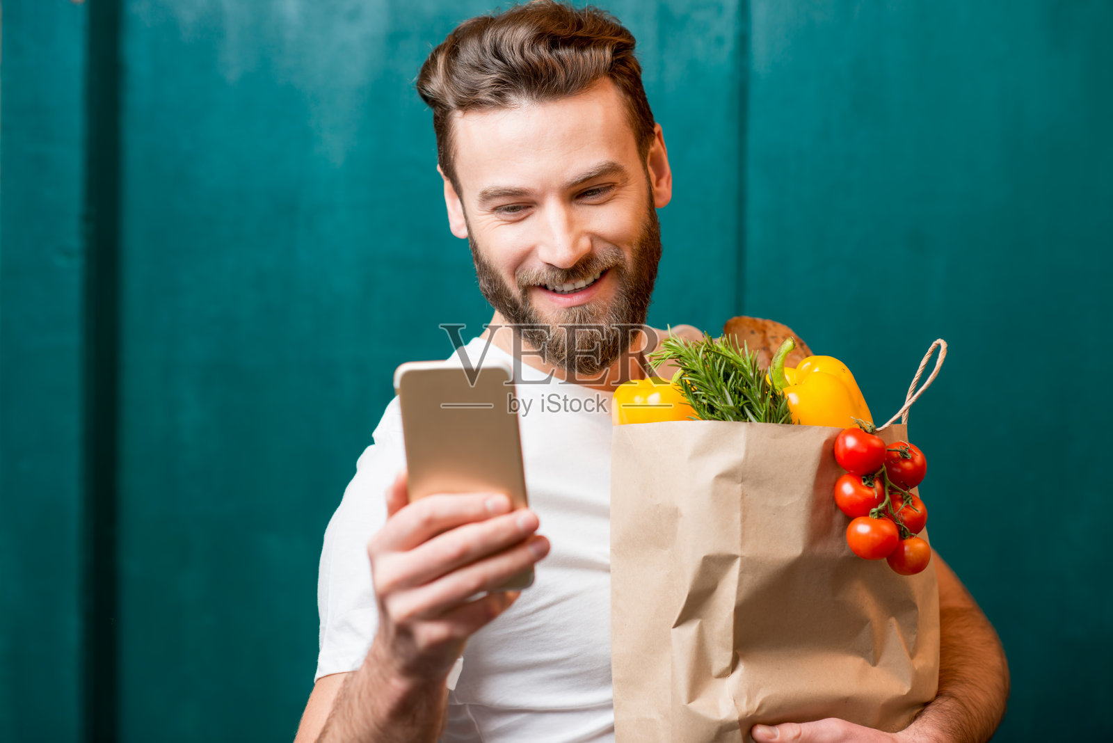 男子在网上购买食物照片摄影图片