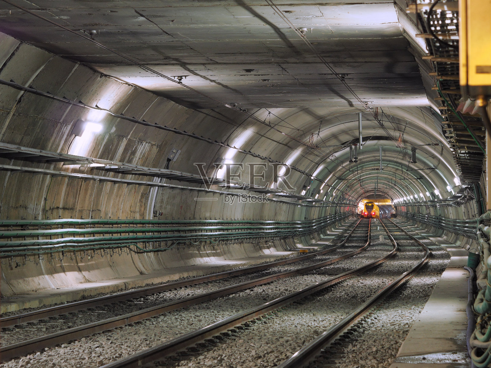 地铁在隧道的尽头照片摄影图片