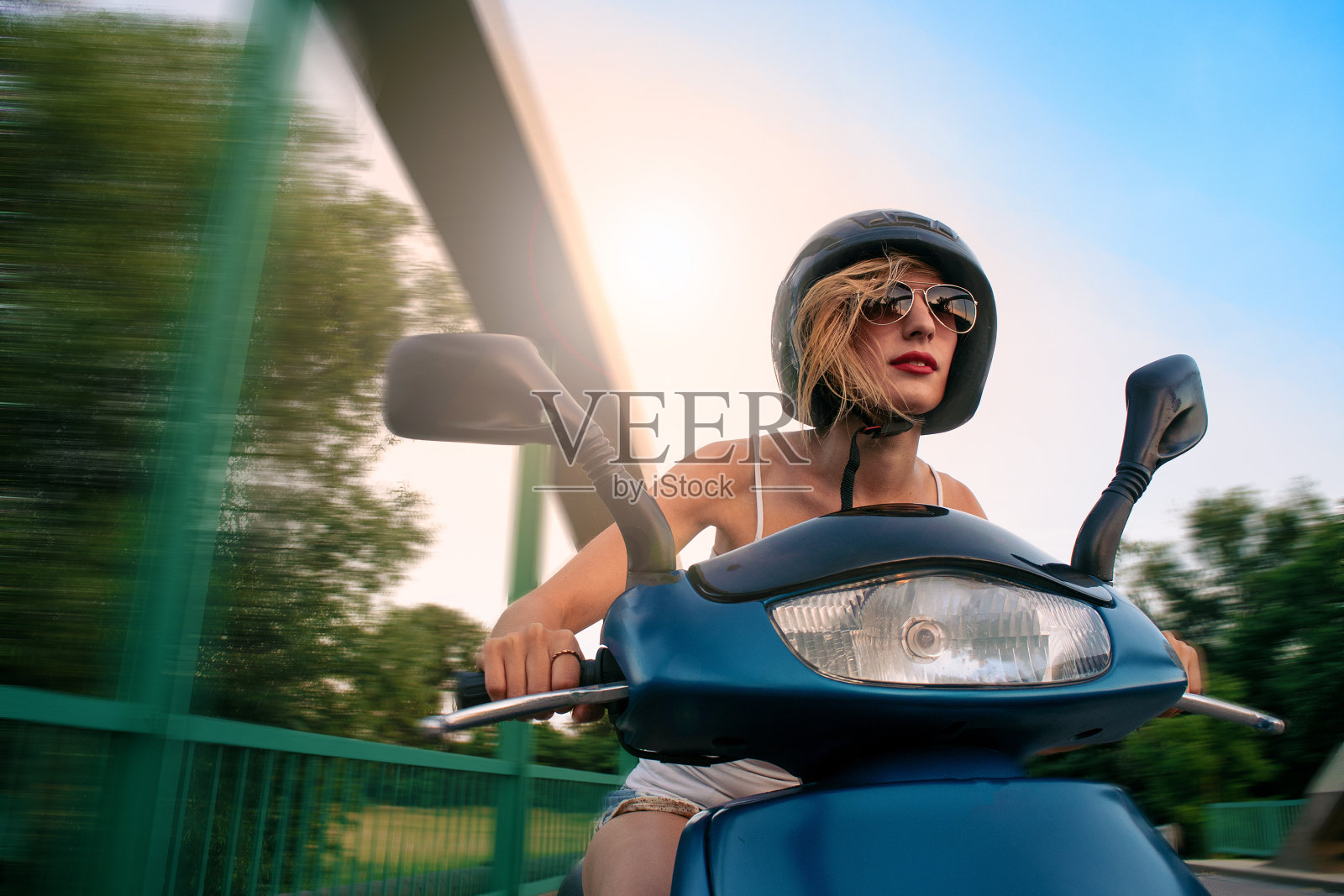 美在摩托车上。照片摄影图片