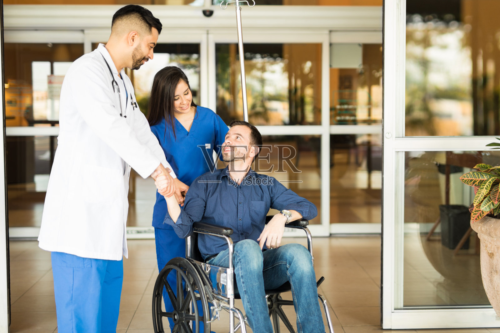 病人坐着轮椅离开医院照片摄影图片