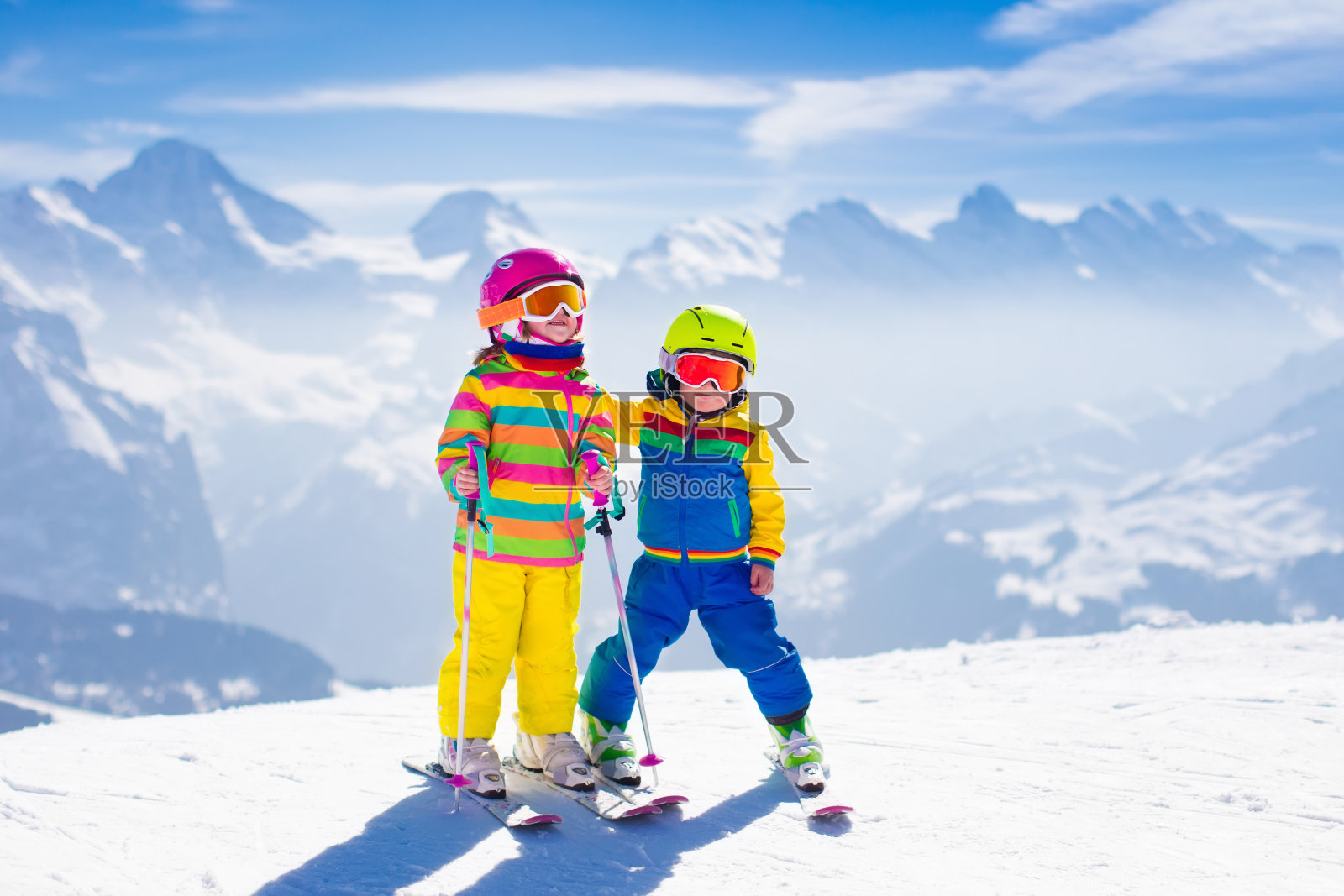 孩子们在山上滑雪照片摄影图片