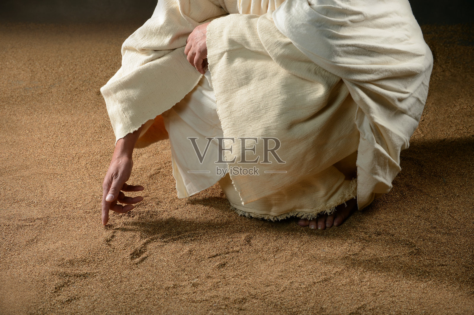 写在沙地上的耶稣照片摄影图片