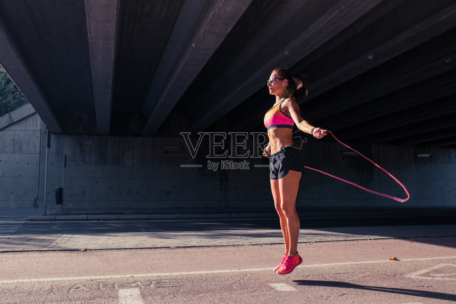 健身女性跑步者在户外热身照片摄影图片