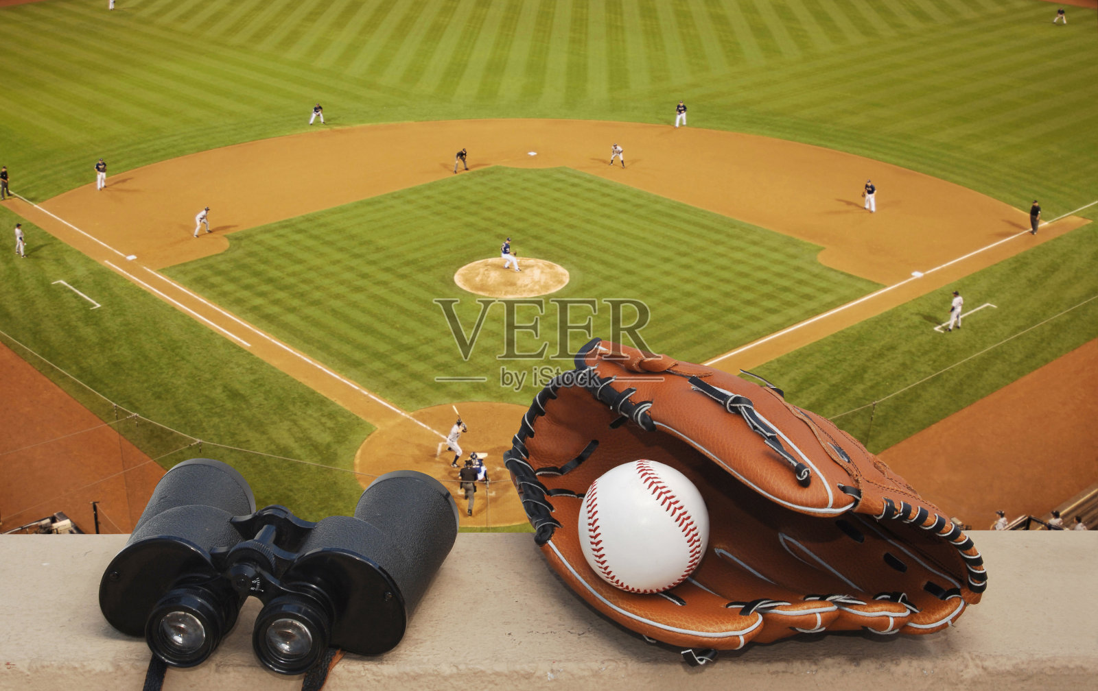 望远镜和棒球手套在棒球场照片摄影图片