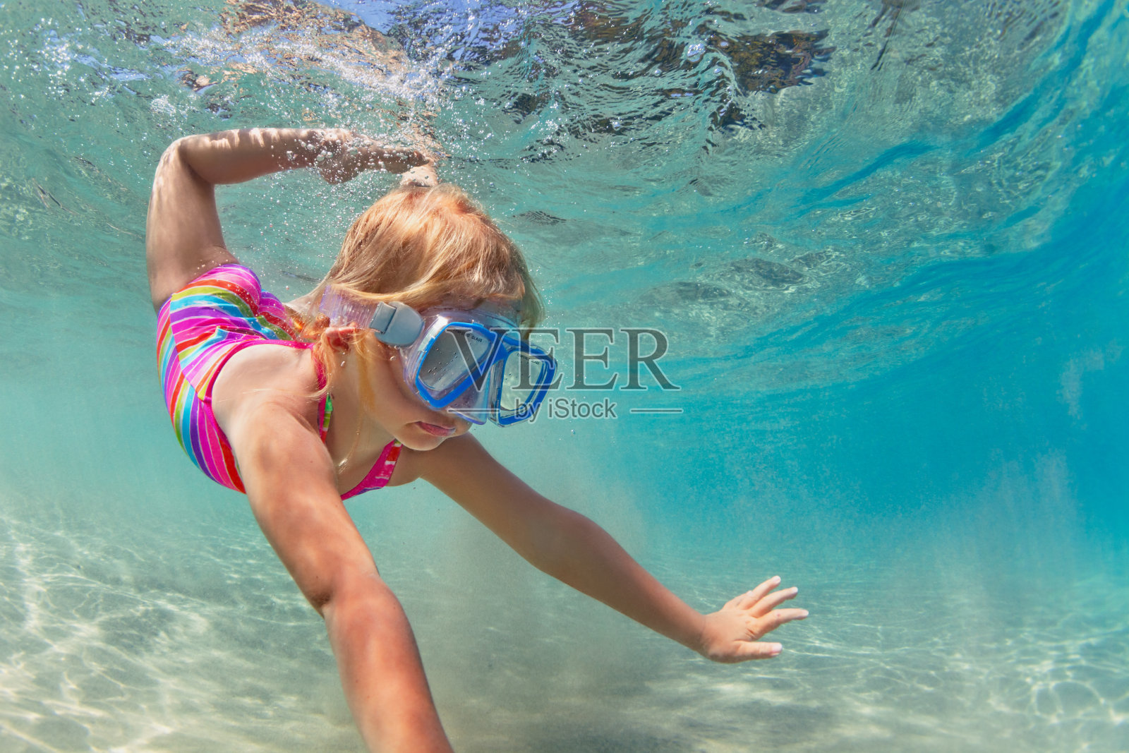 快乐的小女孩在海底游泳池潜水照片摄影图片