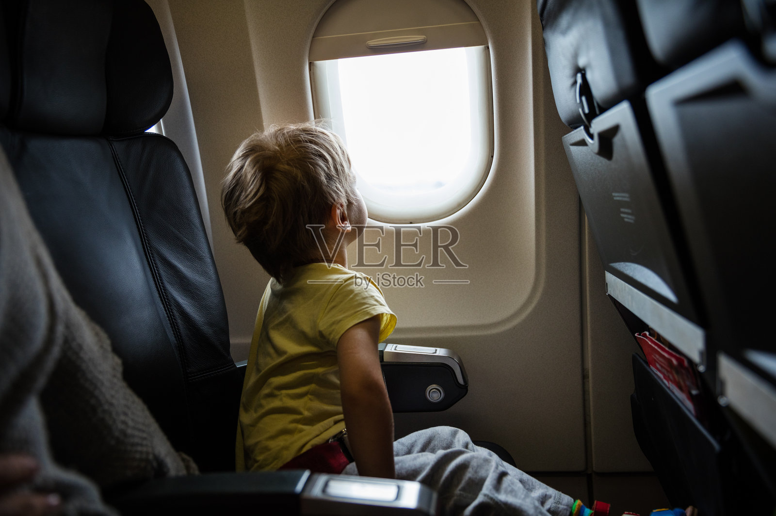 飞机上的小男孩照片摄影图片