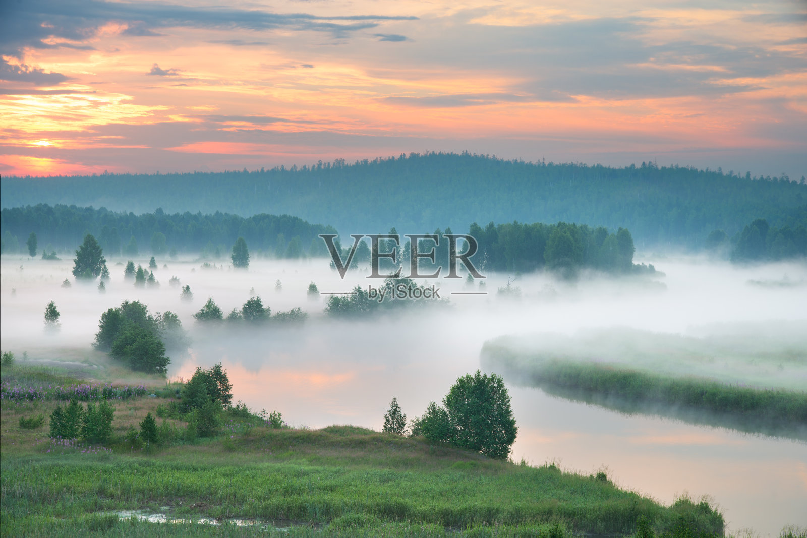 河上雾蒙蒙的黎明照片摄影图片