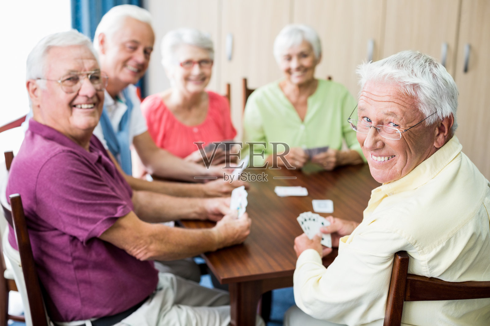 老人们一起打牌照片摄影图片