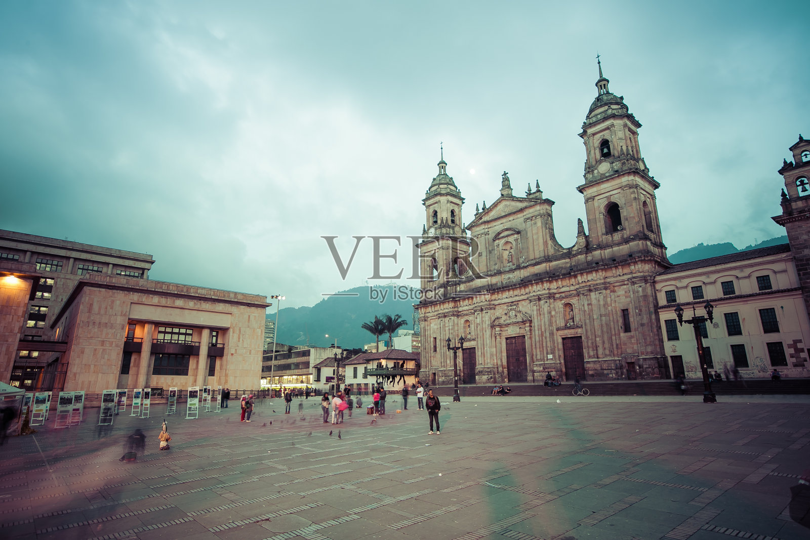 哥伦比亚波哥大的玻利瓦尔广场，主广场上有教堂照片摄影图片
