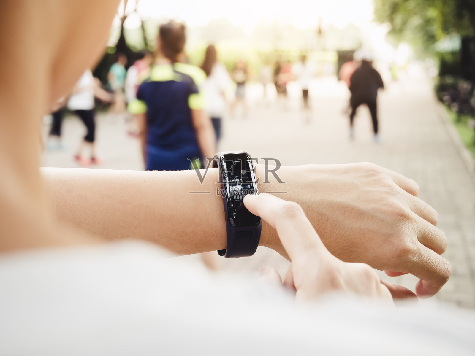 女人检查心率运动健身智能手表照片摄影图片
