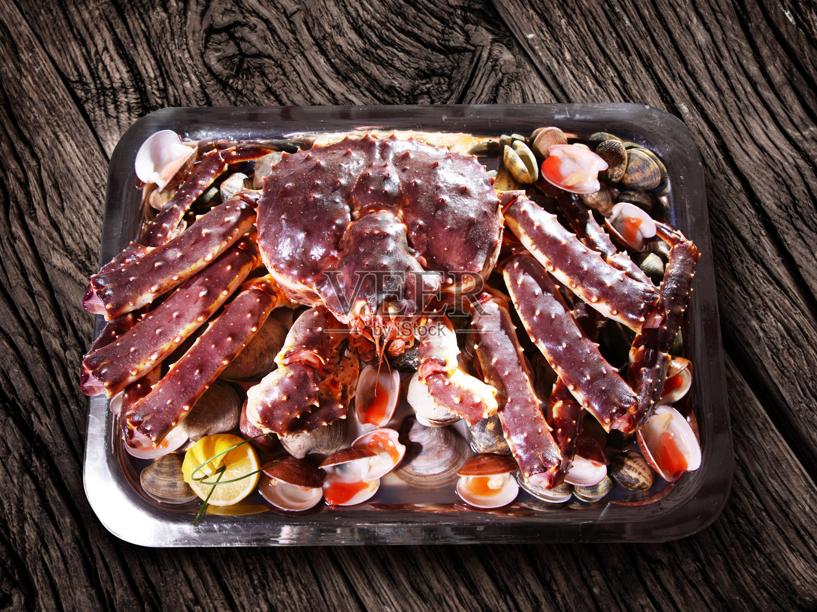 海鲜-帝王蟹和蛤蜊。照片摄影图片