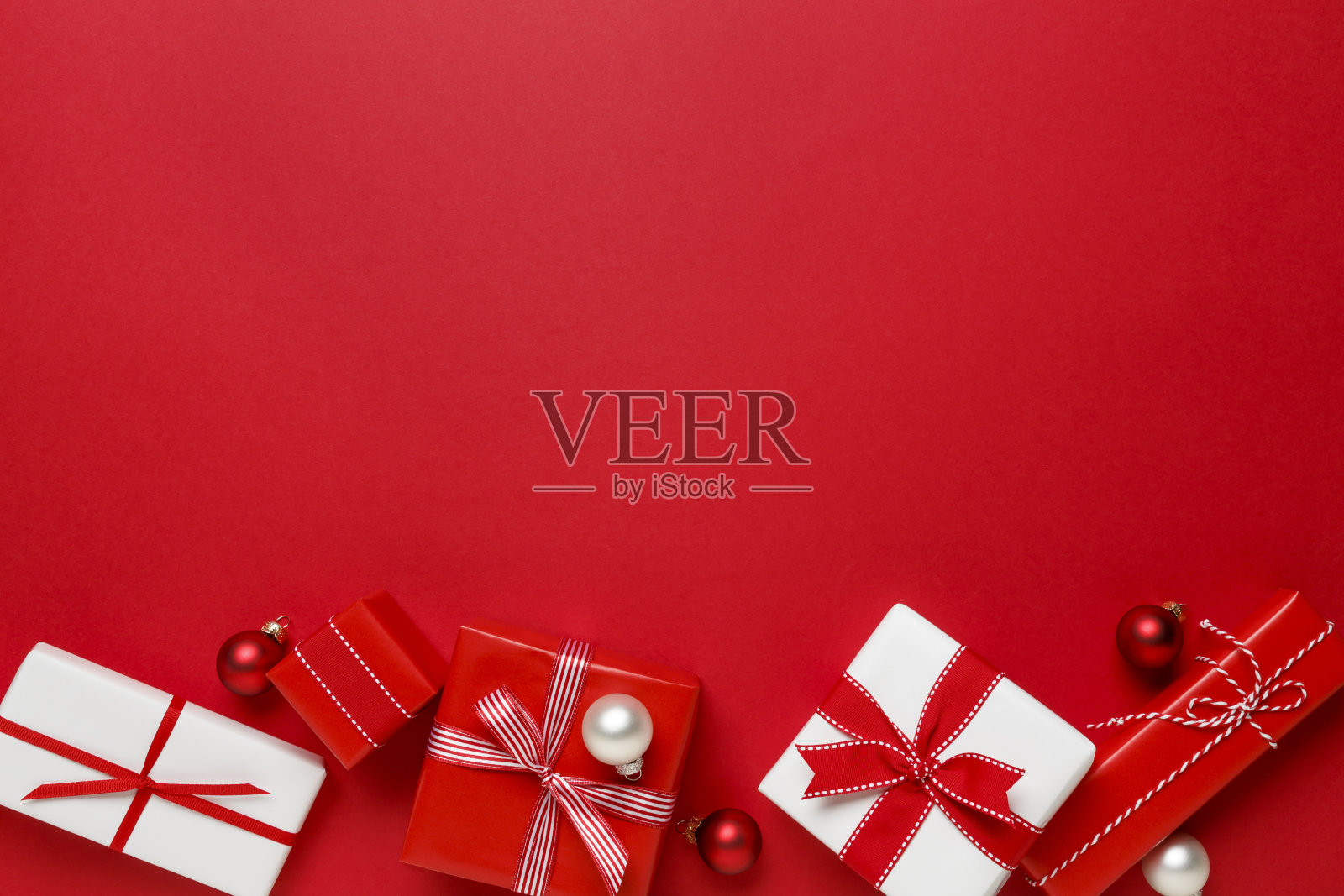 圣诞礼物呈现简单经典的红色背景边框插画图片素材