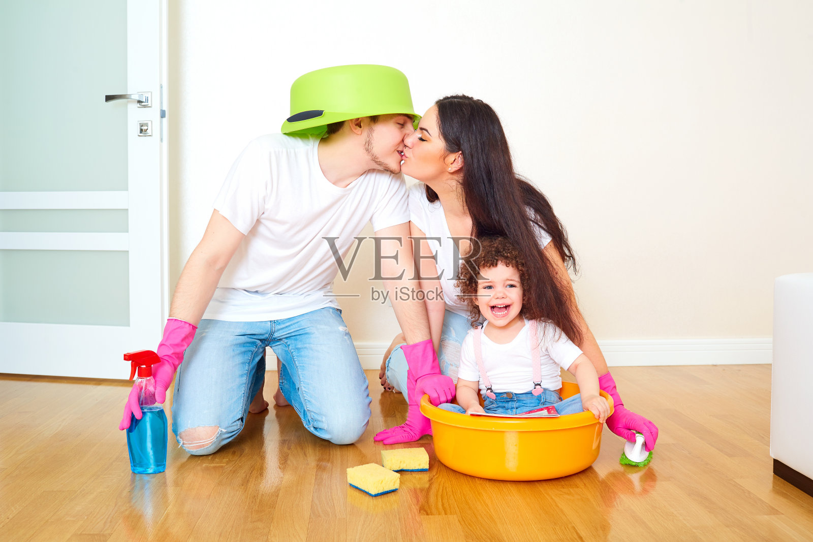 幸福家庭的概念。母亲，父亲和女儿照片摄影图片