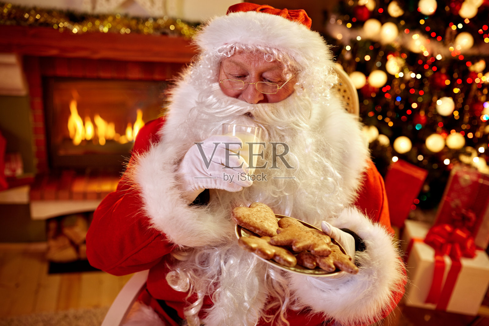 真正的圣诞老人在享用美食照片摄影图片
