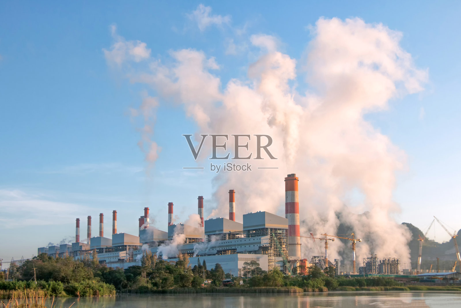 燃煤发电厂排放的烟雾照片摄影图片