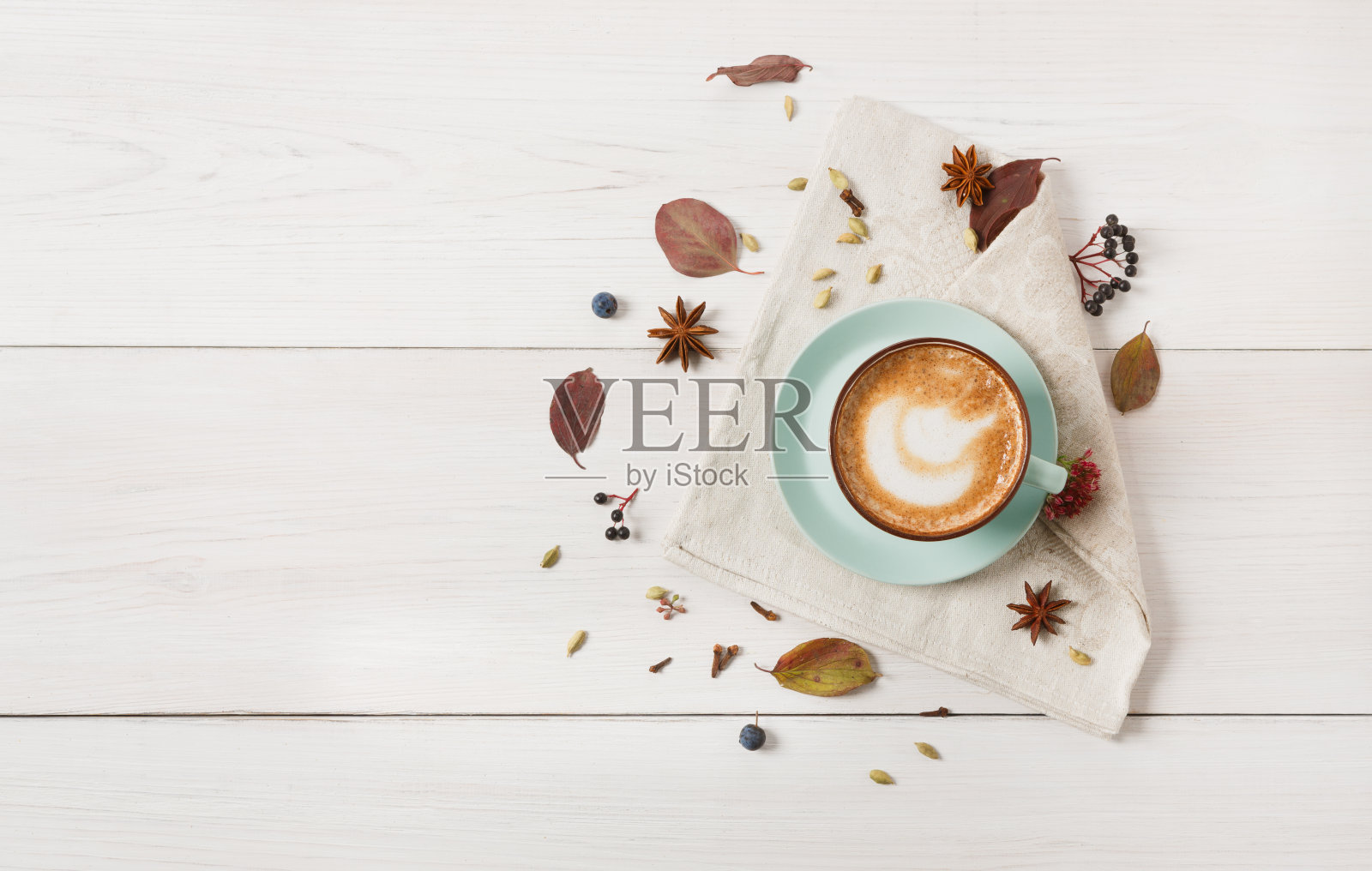 秋季卡布奇诺咖啡杯上的白木背景照片摄影图片