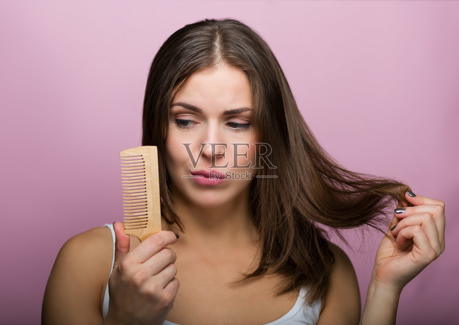 梳着头发的女人照片摄影图片