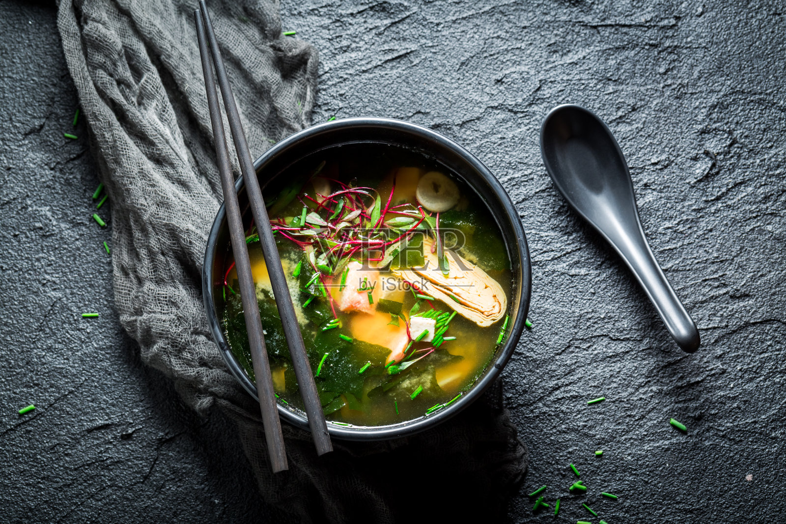 黑碗鲑鱼热味噌汤照片摄影图片