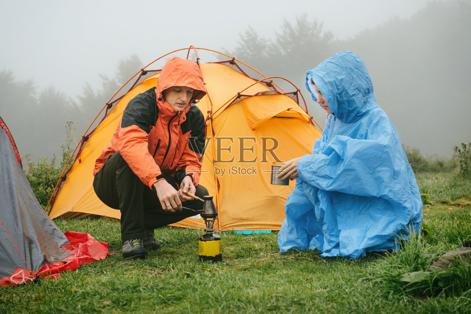 游客在山上的帐篷边煮咖啡照片摄影图片