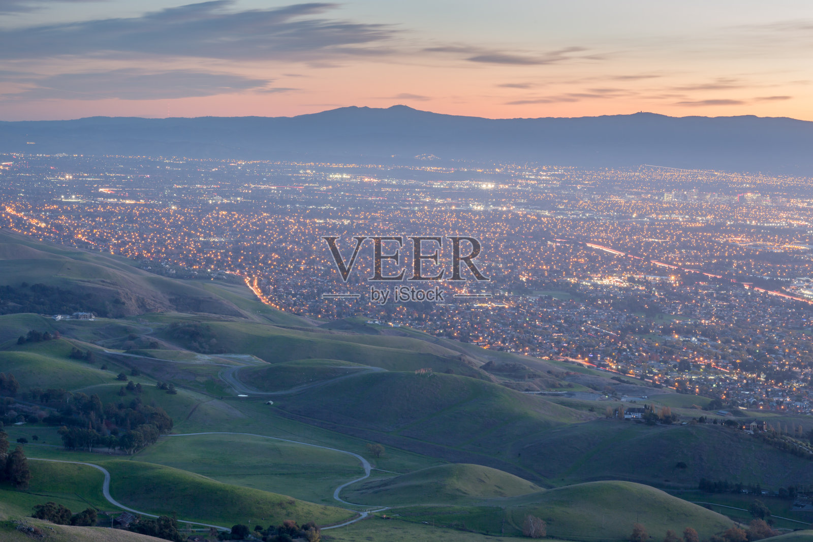 从纪念碑峰看黄昏的硅谷和青山，照片摄影图片