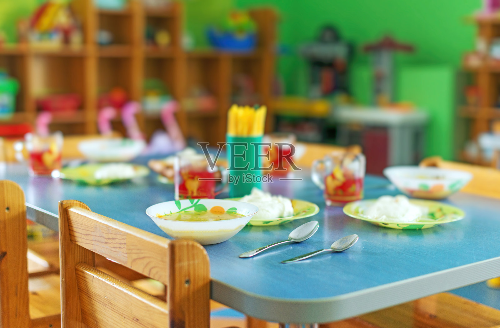 幼儿园用餐时间。照片摄影图片