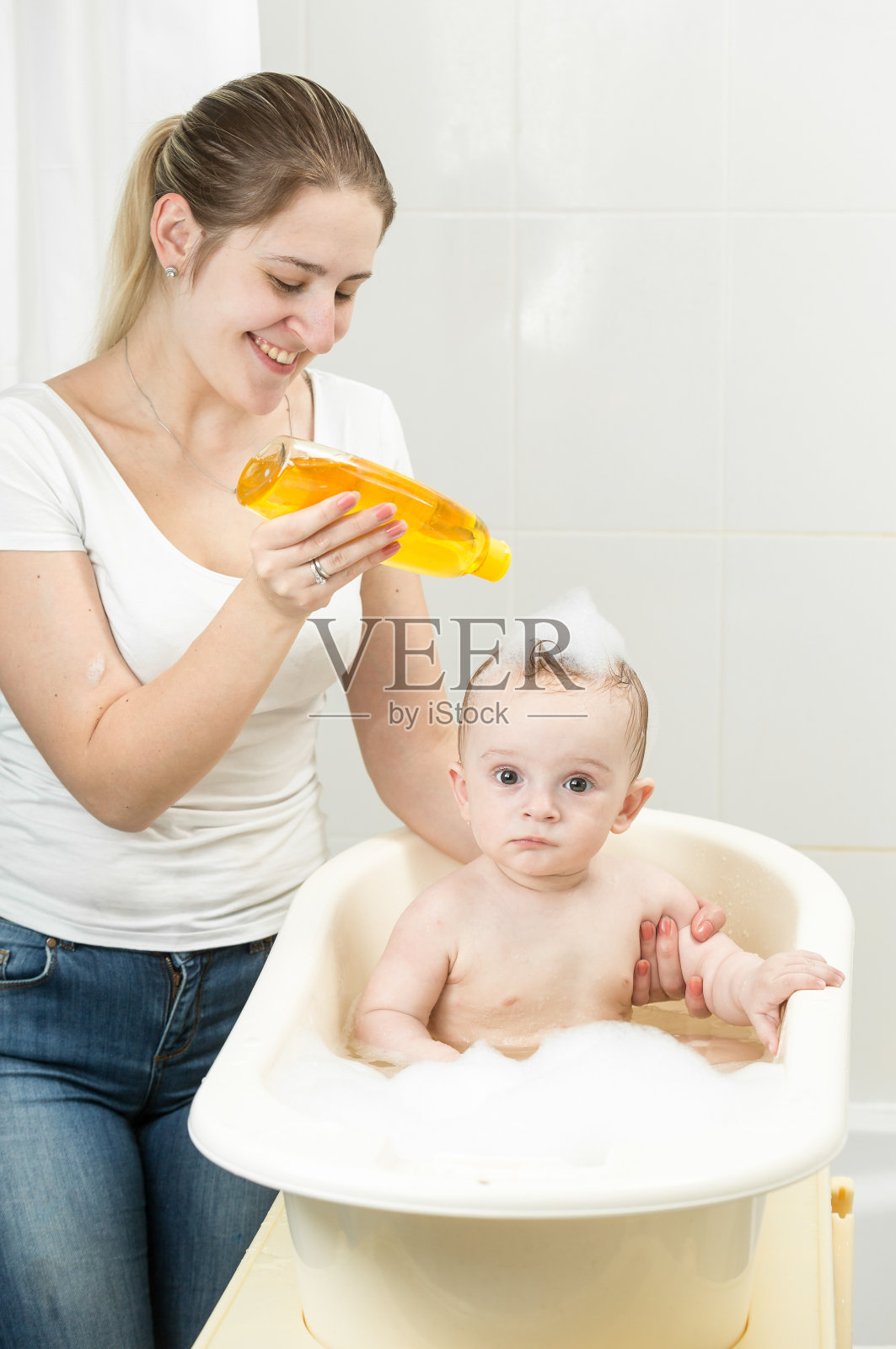 图解：给宝宝全身洗澡的方法_百度宝宝知道