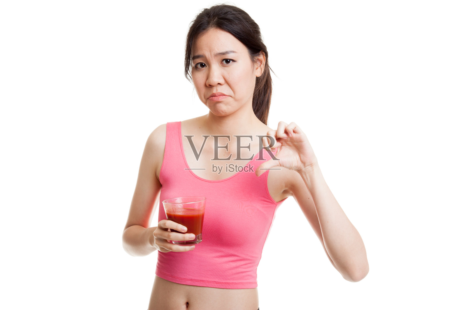 美丽健康的亚洲女孩讨厌番茄汁。照片摄影图片