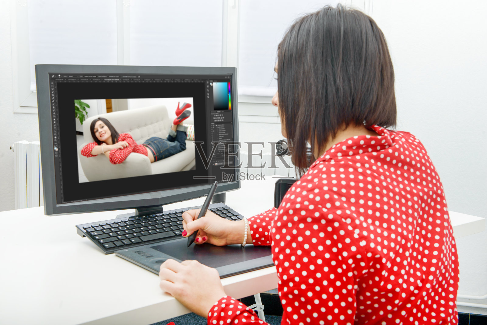 年轻的女性设计师使用图形平板电脑与c照片摄影图片
