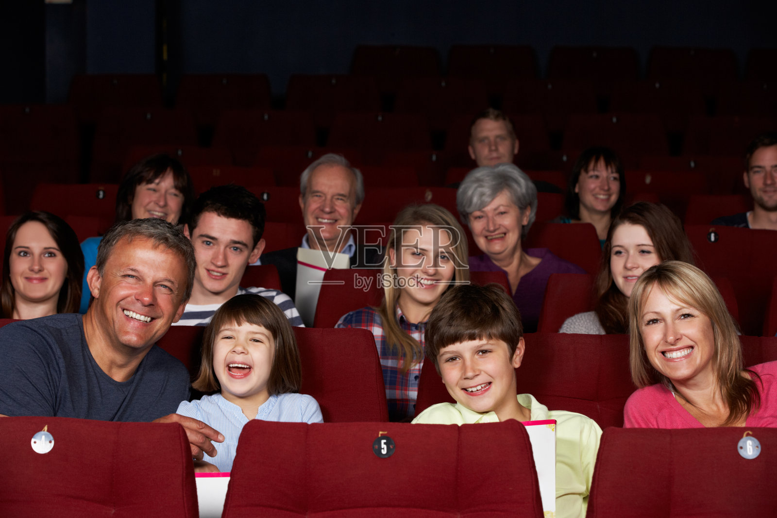 家庭在电影院看电影照片摄影图片